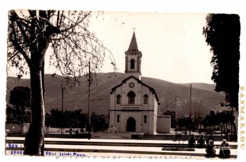31 Bou Sfer l eglise Sainte Anne devant la fontaine de la place.JPG
